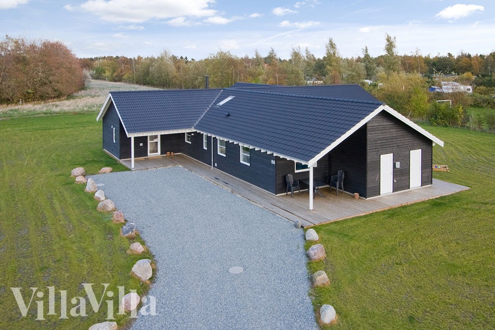 Sommerhus med basseng og plass til 24 personer i naturskjønne omgivelser i Marielyst