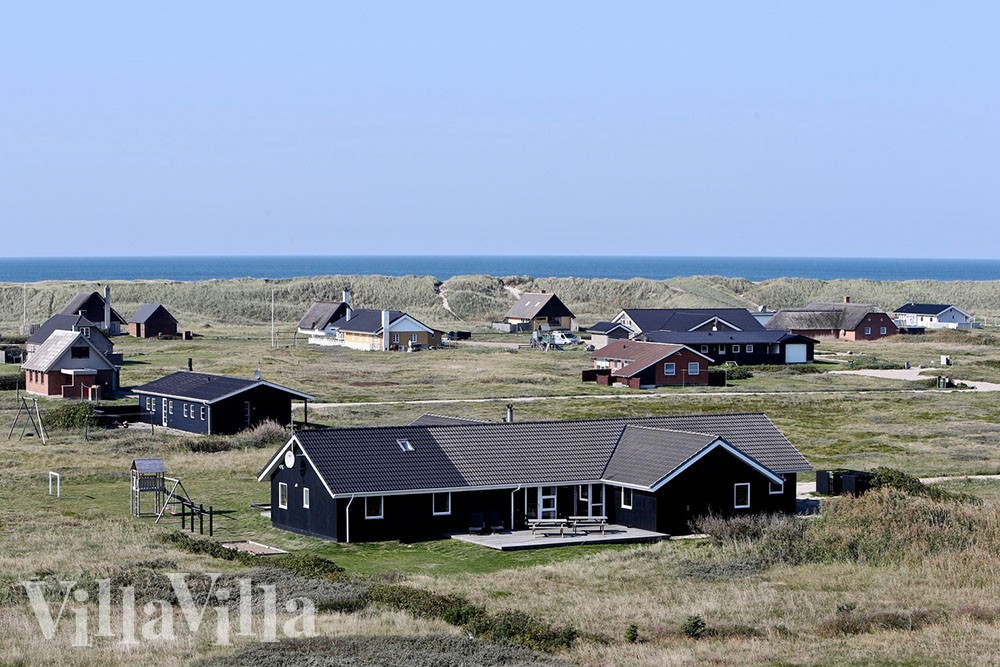 Dette store sommerhuset har plass til 22 personer og ligger i Vrist på en stor sanddyne med kort avstand til Nordsjøen