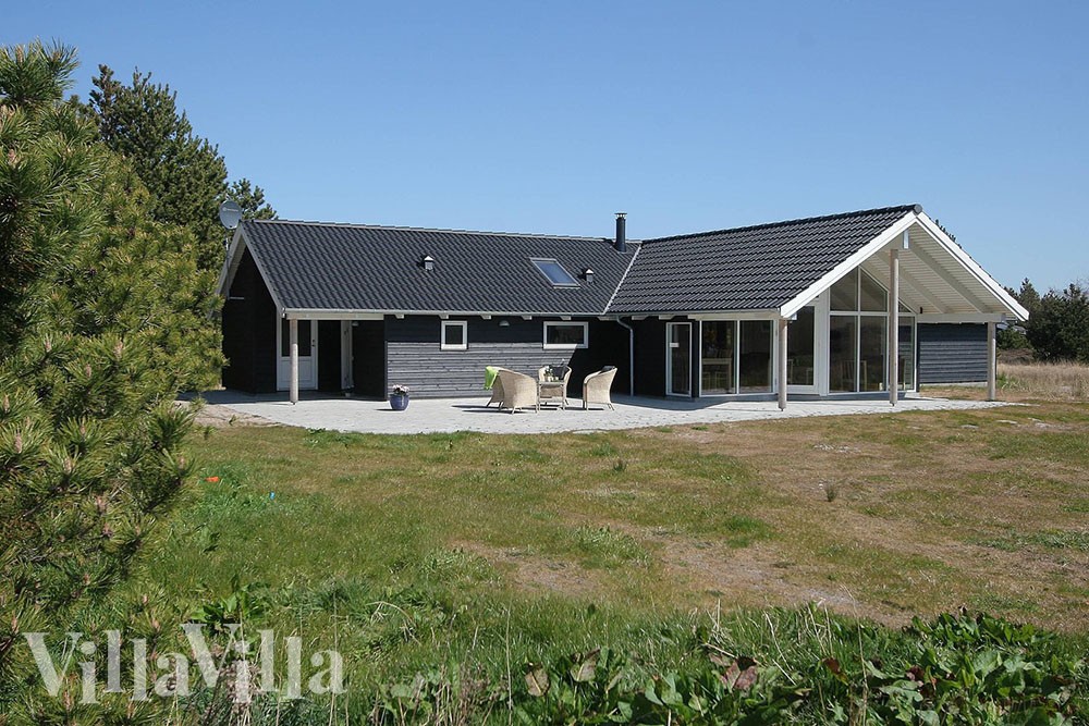 Dette hyggelige sommerhuset med spa har plass til 14 personer og ligger sentralt på naturskjønne Rømø, ikke langt unna byen.