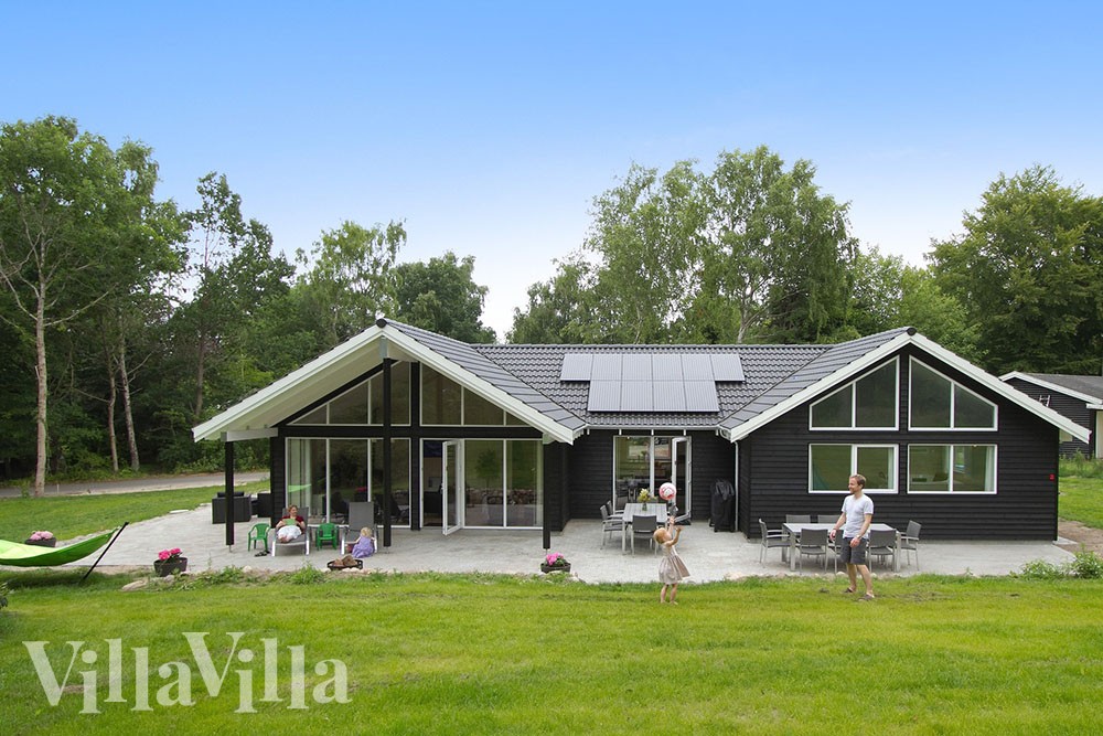 Dette velutstyrte feriehuset med basseng ligger på en stor tomt i nærheten av Hornbæks flotte strand og mange butikker