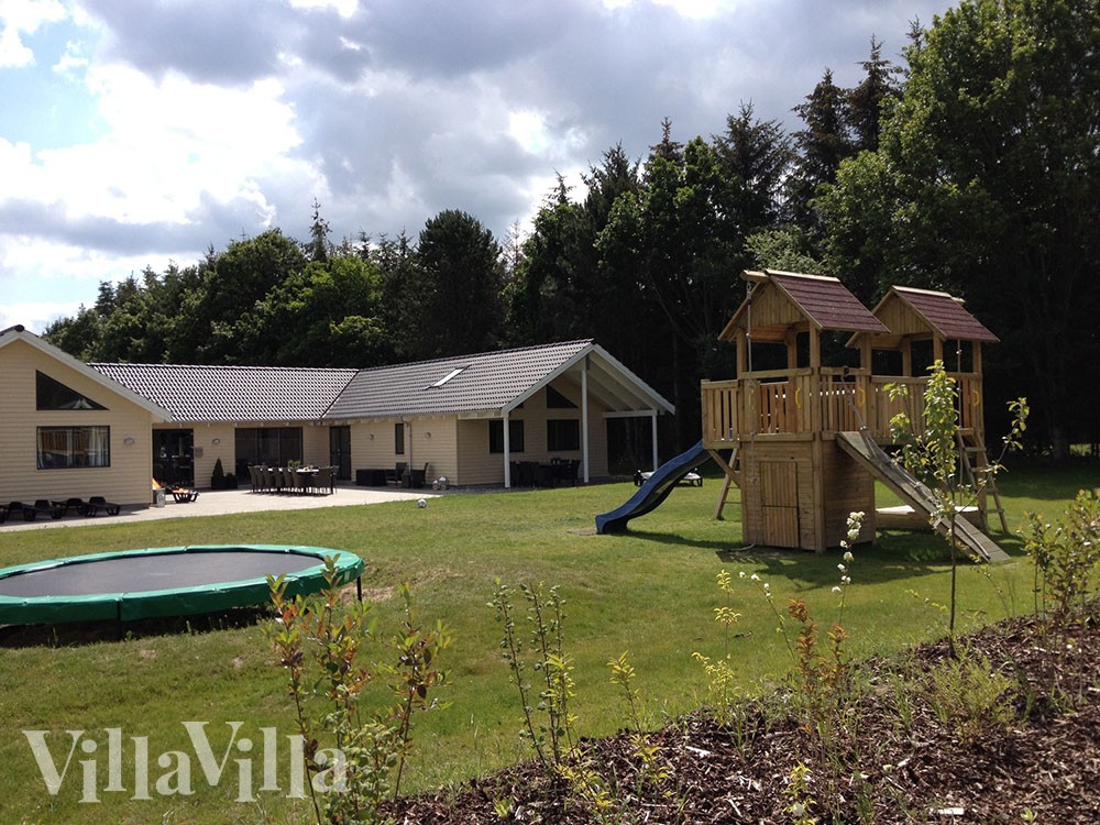 Stort, luksuriøst sommerhus med basseng og plass til 24 personer i Fjellerup