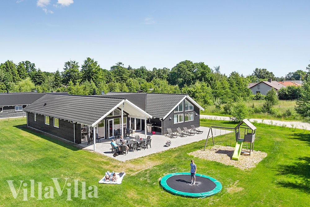 Praktfullt hus med svømmebasseng til 16 personer nær Djurslands mange attraksjoner