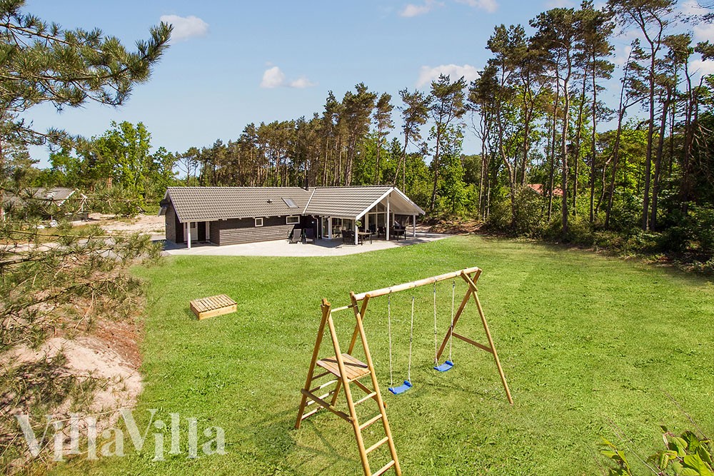 Dette flotte feriehus nær Snogebæk på solskinnsøya Bornholm som byr på avslappende velvære og morsomme aktiviteter for hele familien.