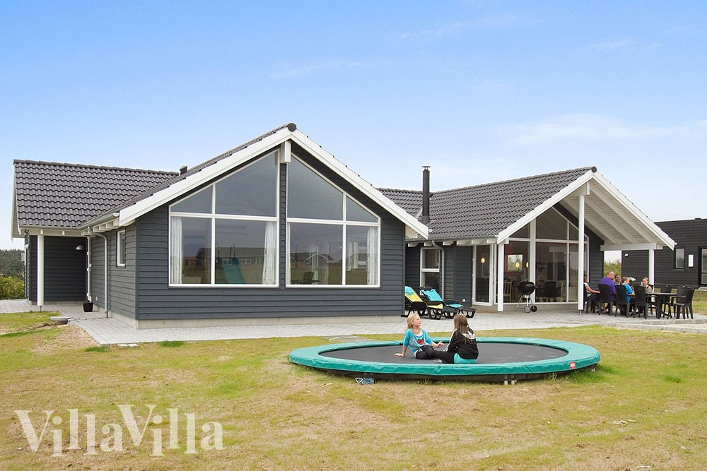 Dette lekre feriehuset med basseng ligger i Nr. Lyngby, og byr på en herlig ferieopplevelse med både avslapping og aktiviteter
