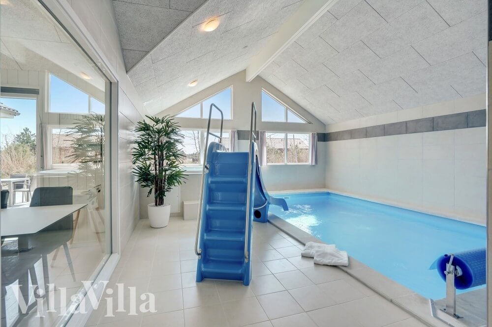 Ta en dukkert i bassenget i luksushus nr. 525 i Lolland/Falster/Møn.