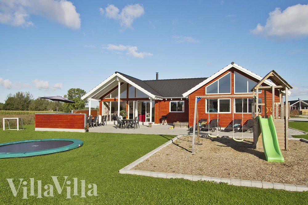 Stort og flott sommerhus på Nordals med basseng og plass til 16 personer. Det er også flere aktivitetsmuligheter i huset, f.eks. biljard.