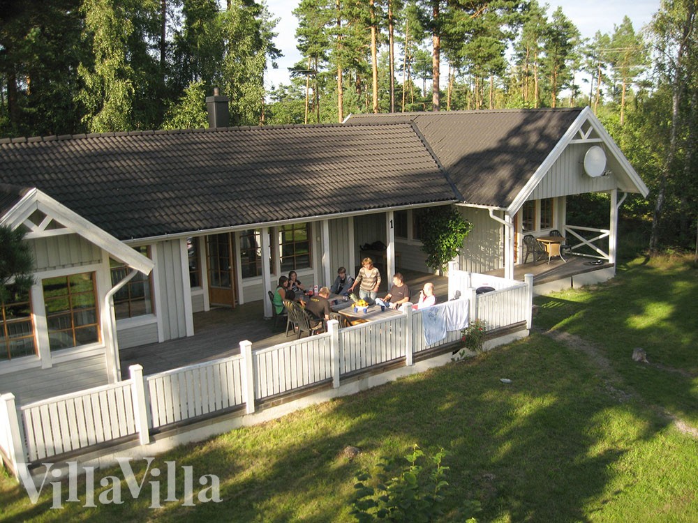 På den svenske øyen Öland ligger dette flotte sommerhuset med basseng, bygget etter svenske tradisjoner